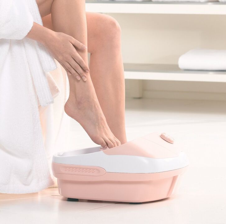 Un baño de pés con zume ou aceite de celidonia axudará a desfacerse dos fungos nas unhas